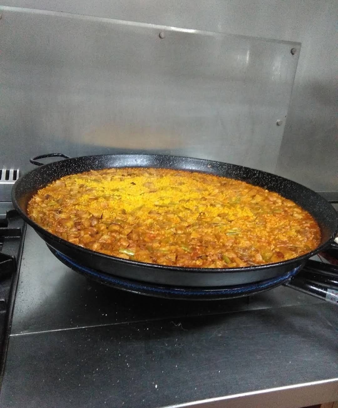 Paella recién hecha en la cocina del restaurante