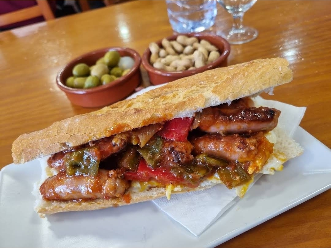 Bocadillo de almuerzo con longaniza y pimientos servido en Restaurante La Figuera