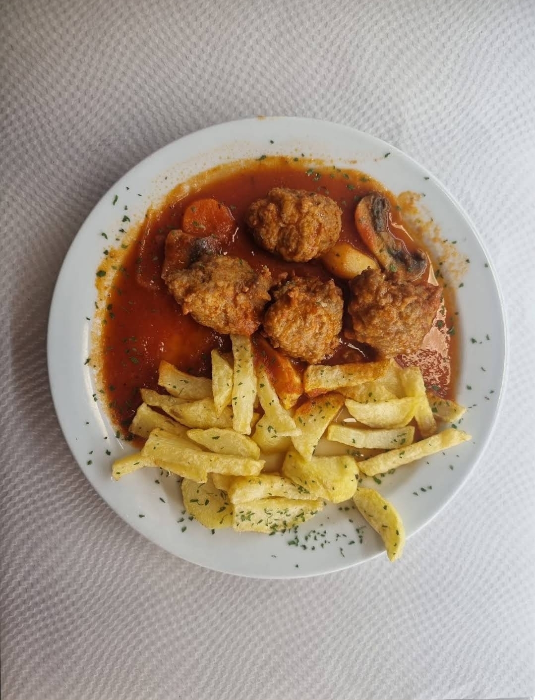Albóndigas en salsa con patatas fritas caseras